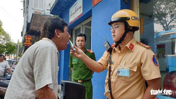 Tài xế tá hỏa vì kiểm tra nước bọt báo dính ma túy - Ảnh 1. Tài xế tá hỏa vì kiểm tra nước bọt báo dính ma túy - Ảnh 1.