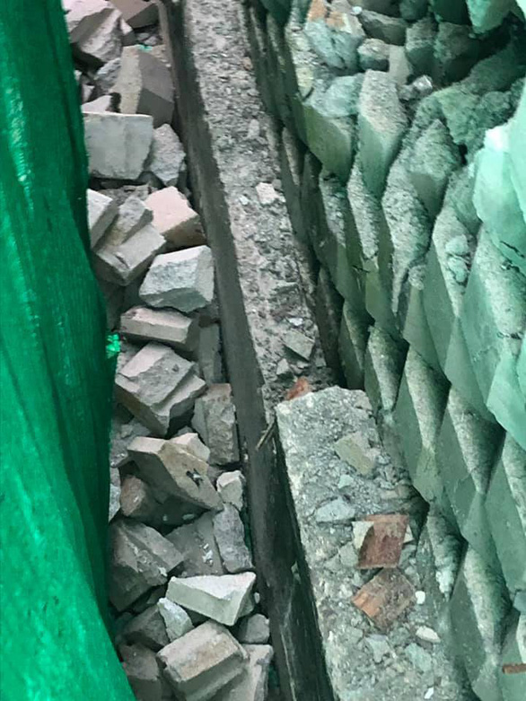 Di tản khẩn 18 hộ dân vì sợ bức tường thành dự án Đồi Xanh sụp đổ - Ảnh 6. Di tản khẩn 18 hộ dân vì sợ bức tường thành dự án Đồi Xanh sụp đổ - Ảnh 6.