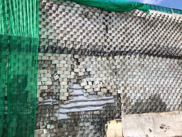 Di tản khẩn 18 hộ dân vì sợ bức tường thành dự án Đồi Xanh sụp đổ - Ảnh 2. Di tản khẩn 18 hộ dân vì sợ bức tường thành dự án Đồi Xanh sụp đổ - Ảnh 2.