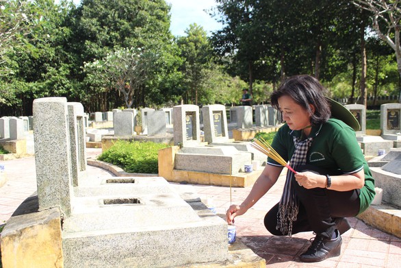 Đoàn tuyên giáo TP.HCM tưởng niệm liệt sĩ chiến tranh biên giới Tây Nam - Ảnh 1. Đoàn tuyên giáo TP.HCM tưởng niệm liệt sĩ chiến tranh biên giới Tây Nam - Ảnh 1.