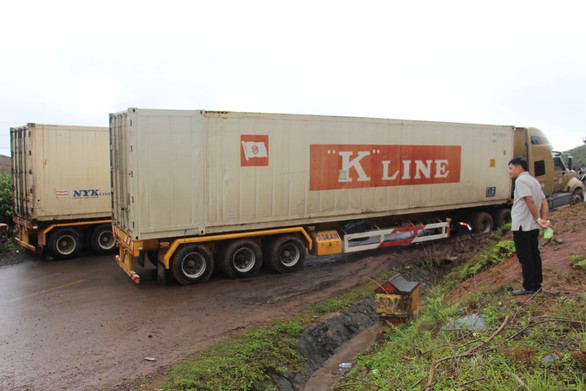 2 xe container sa lầy ở đèo Phượng Hoàng, quốc lộ 26 tắc nghẽn - Ảnh 2. 2 xe container sa lầy ở đèo Phượng Hoàng, quốc lộ 26 tắc nghẽn - Ảnh 2.