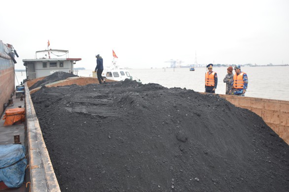 Phát hiện tàu chở 700 tấn than không rõ nguồn gốc - Ảnh 1. Phát hiện tàu chở 700 tấn than không rõ nguồn gốc - Ảnh 1.