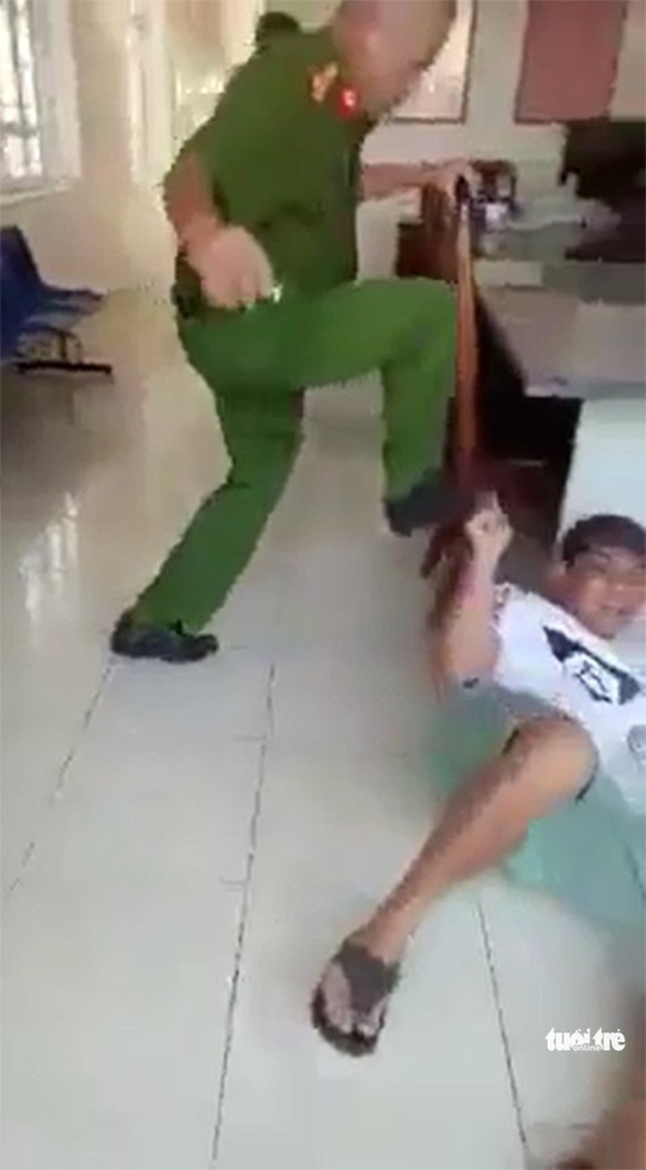 Tạm đình chỉ công an dùng chân tác động vào người làm chứng - Ảnh 2. Tạm đình chỉ công an dùng chân tác động vào người làm chứng - Ảnh 2.