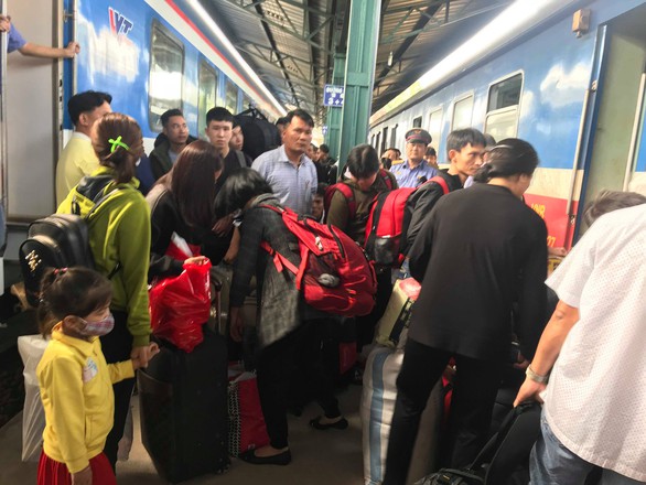 Chuyển tải hành khách từ ga Sài Gòn ra Bình Thuận, khách vẫn đợi tàu SE8 - Ảnh 4. Chuyển tải hành khách từ ga Sài Gòn ra Bình Thuận, khách vẫn đợi tàu SE8 - Ảnh 4.