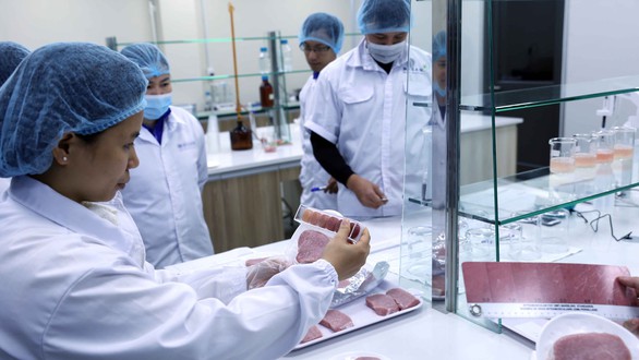 Dân e ngại thịt ngoài chợ, thịt mát lên ngôi dịp tết - Ảnh 3. Dân e ngại thịt ngoài chợ, thịt mát lên ngôi dịp tết - Ảnh 3.