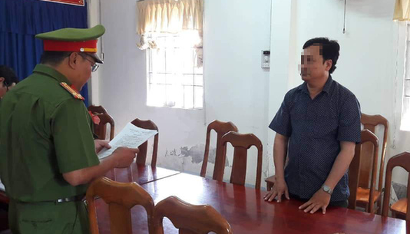 Bắt nguyên trưởng phòng khám đa khoa khu vực Sông Đốc và kế toán - Ảnh 1. Bắt nguyên trưởng phòng khám đa khoa khu vực Sông Đốc và kế toán - Ảnh 1.
