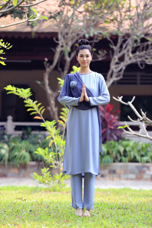 Trang phục lên chùa đẹp nền nã mà vẫn thời trang - Ảnh 9. Trang phục lên chùa đẹp nền nã mà vẫn thời trang - Ảnh 9.