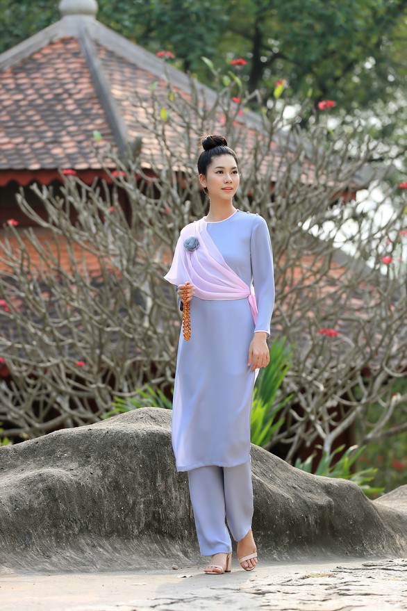 Trang phục lên chùa đẹp nền nã mà vẫn thời trang - Ảnh 5. Trang phục lên chùa đẹp nền nã mà vẫn thời trang - Ảnh 5.