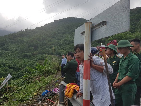 Hiện trường tai nạn xe chở sinh viên lao xuống vực đèo Hải Vân - Ảnh 3. Hiện trường tai nạn xe chở sinh viên lao xuống vực đèo Hải Vân - Ảnh 3.