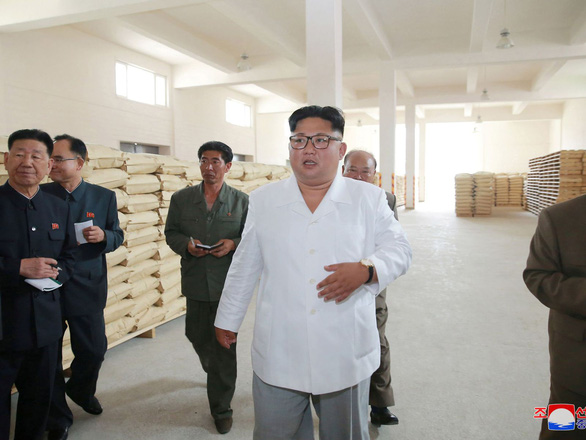 Ông Un đi lo kinh tế nhiều hơn xem tên lửa - Ảnh 11. Ông Un đi lo kinh tế nhiều hơn xem tên lửa - Ảnh 11.