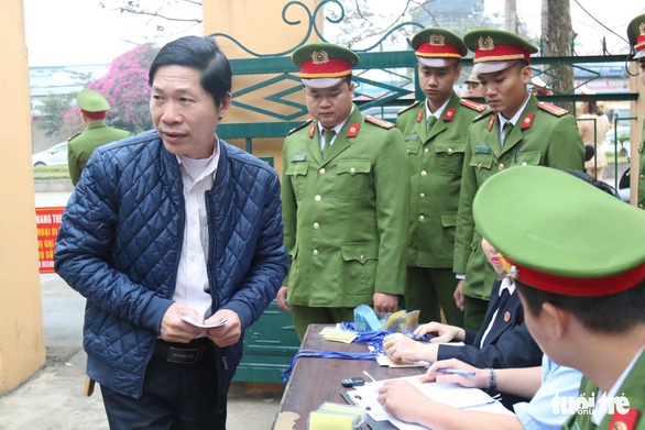 Nguyên giám đốc xuất hiện, BS Lương vắng mặt, hoãn phiên tòa chạy thận 9 người chết - Ảnh 6. Nguyên giám đốc xuất hiện, BS Lương vắng mặt, hoãn phiên tòa chạy thận 9 người chết - Ảnh 6.