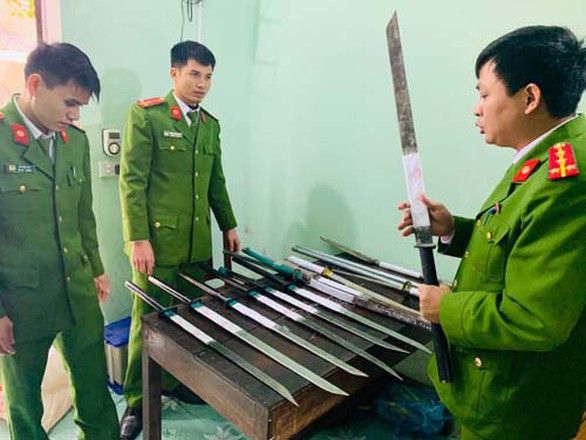 Mâu thuẫn khi hát karaoke, nhóm thanh niên dùng dao, kiếm đánh nhau - Ảnh 1. Mâu thuẫn khi hát karaoke, nhóm thanh niên dùng dao, kiếm đánh nhau - Ảnh 1.
