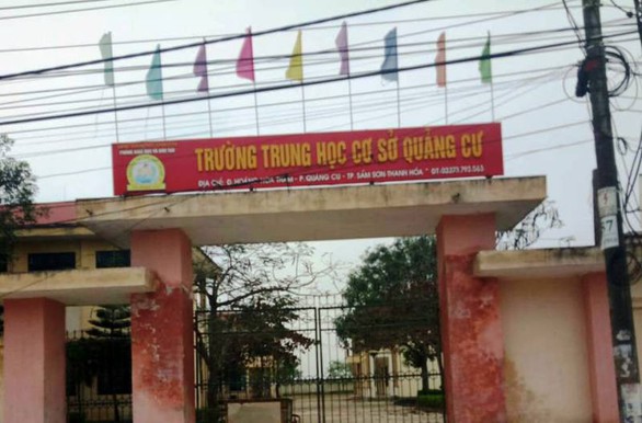 Phụ huynh tố hiệu trưởng bóp cổ học sinh, hiệu trưởng phản bác - Ảnh 1. Phụ huynh tố hiệu trưởng bóp cổ học sinh, hiệu trưởng phản bác - Ảnh 1.