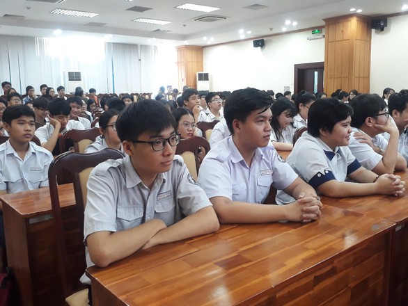 TP.HCM ra mắt 120 thí sinh thuộc đội tuyển học sinh giỏi quốc gia - Ảnh 1. TP.HCM ra mắt 120 thí sinh thuộc đội tuyển học sinh giỏi quốc gia - Ảnh 1.
