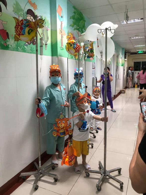 Ảnh dự thi Khoảnh khắc đáng yêu: Hát bên hành lang bệnh viện - Ảnh 3. Ảnh dự thi Khoảnh khắc đáng yêu: Hát bên hành lang bệnh viện - Ảnh 3.