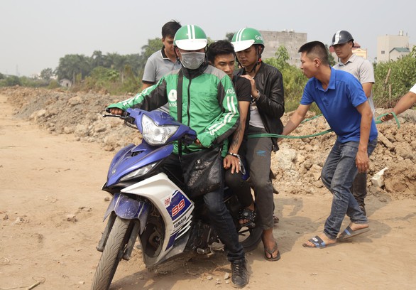 Công an xác định 2 nghi phạm giết SV chạy Grab đã bàn tính trước - Ảnh 2. Công an xác định 2 nghi phạm giết SV chạy Grab đã bàn tính trước - Ảnh 2.