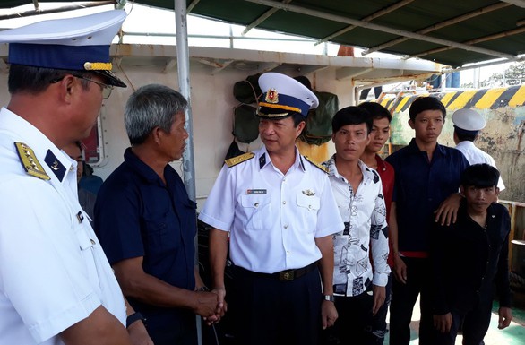 Hai tàu hải quân thay nhau đưa 12 ngư dân về bờ - Ảnh 1. Hai tàu hải quân thay nhau đưa 12 ngư dân về bờ - Ảnh 1.