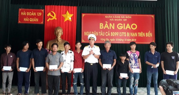 Hai tàu hải quân thay nhau đưa 12 ngư dân về bờ - Ảnh 2. Hai tàu hải quân thay nhau đưa 12 ngư dân về bờ - Ảnh 2.
