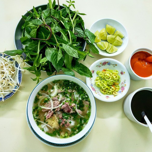 Có gì hào sảng và thân thương hơn tô phở Sài Gòn? - Ảnh 1. Có gì hào sảng và thân thương hơn tô phở Sài Gòn? - Ảnh 1.