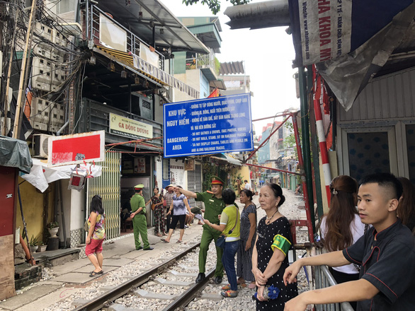 Cà phê đường tàu trống lốc, khách đến... ngẩn tò te quay về - Ảnh 4. Cà phê đường tàu trống lốc, khách đến... ngẩn tò te quay về - Ảnh 4.