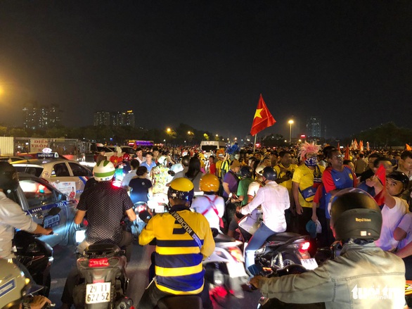 Cổ động viên phải bỏ hết trước khi vào sân Mỹ Đình - Ảnh 4. Cổ động viên phải bỏ hết trước khi vào sân Mỹ Đình - Ảnh 4.