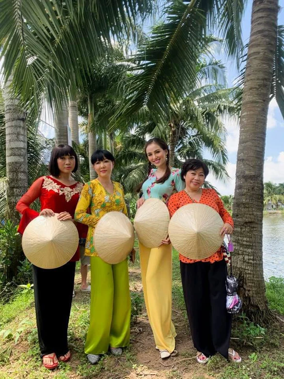 Hoa hậu Diễm Hương hóa chị Tứ diễn hài cùng Ngũ long phá án - Ảnh 3. Hoa hậu Diễm Hương hóa chị Tứ diễn hài cùng Ngũ long phá án - Ảnh 3.