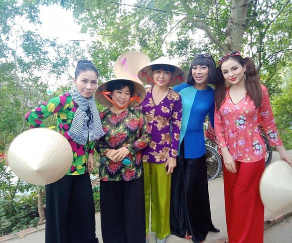 Hoa hậu Diễm Hương hóa chị Tứ diễn hài cùng Ngũ long phá án - Ảnh 4. Hoa hậu Diễm Hương hóa chị Tứ diễn hài cùng Ngũ long phá án - Ảnh 4.