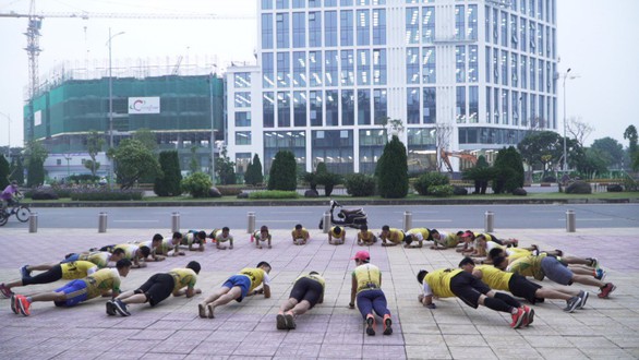Chàng trai đẩy theo mẹ ngồi xe lăn chạy Marathon trong Revive Marathon Xuyên Việt - Ảnh 3. Chàng trai đẩy theo mẹ ngồi xe lăn chạy Marathon trong Revive Marathon Xuyên Việt - Ảnh 3.