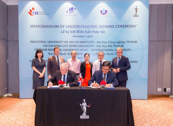 Đại học Mở TP.HCM ký kết biên bản hợp tác với ICAEW - Ảnh 1. Đại học Mở TP.HCM ký kết biên bản hợp tác với ICAEW - Ảnh 1.