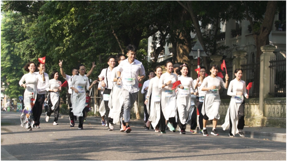 Chàng trai đẩy theo mẹ ngồi xe lăn chạy Marathon trong Revive Marathon Xuyên Việt - Ảnh 5. Chàng trai đẩy theo mẹ ngồi xe lăn chạy Marathon trong Revive Marathon Xuyên Việt - Ảnh 5.