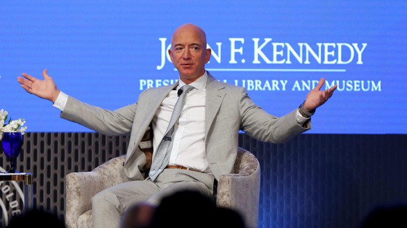 Người Mỹ bình thường chỉ làm, không tiêu 2,8 triệu năm mới giàu bằng Jeff Bezos - Ảnh 1. Người Mỹ bình thường chỉ làm, không tiêu 2,8 triệu năm mới giàu bằng Jeff Bezos - Ảnh 1.