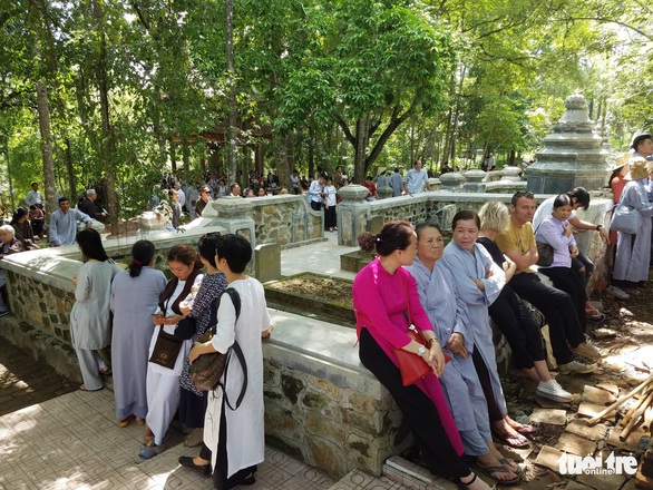 Hàng trăm phật tử về Huế mừng thọ thiền sư Thích Nhất Hạnh - Ảnh 1. Hàng trăm phật tử về Huế mừng thọ thiền sư Thích Nhất Hạnh - Ảnh 1.