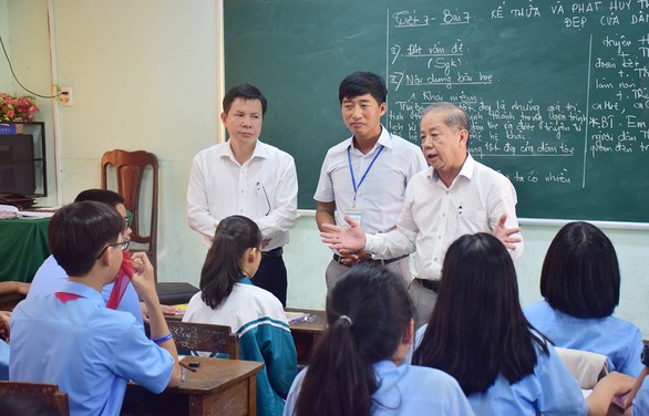 Chủ tịch tỉnh Thừa Thiên - Huế đi dự giờ đột xuất để biết thầy trò muốn gì - Ảnh 1. Chủ tịch tỉnh Thừa Thiên - Huế đi dự giờ đột xuất để biết thầy trò muốn gì - Ảnh 1.