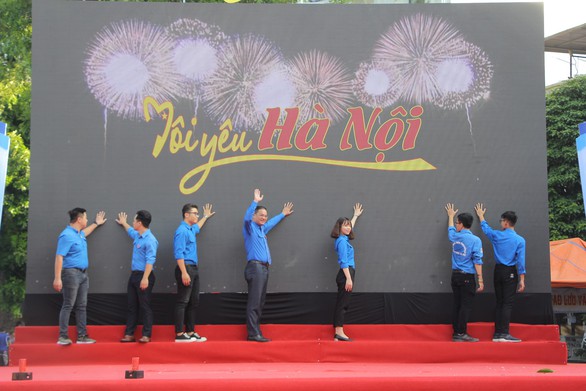 Bạn trẻ Hà Nội hào hứng đi bộ tham gia Thử thách 4h30 sáng - Ảnh 2. Bạn trẻ Hà Nội hào hứng đi bộ tham gia Thử thách 4h30 sáng - Ảnh 2.