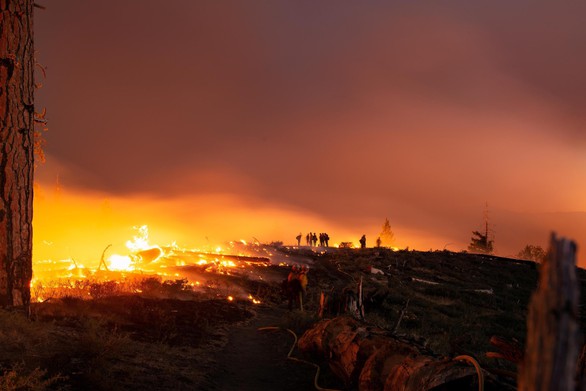 Cháy rừng Nam California, ít nhất 2 người chết, hàng chục ngàn người sơ tán - Ảnh 2. Cháy rừng Nam California, ít nhất 2 người chết, hàng chục ngàn người sơ tán - Ảnh 2.
