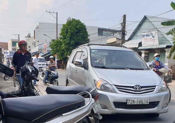 Công an truy đuổi bắn bể bánh xe hơi, bắt nhóm thanh niên nghi đánh người thuê - Ảnh 1. Công an truy đuổi bắn bể bánh xe hơi, bắt nhóm thanh niên nghi đánh người thuê - Ảnh 1.