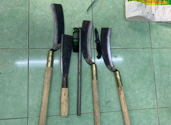 Công an truy đuổi bắn bể bánh xe hơi, bắt nhóm thanh niên nghi đánh người thuê - Ảnh 4. Công an truy đuổi bắn bể bánh xe hơi, bắt nhóm thanh niên nghi đánh người thuê - Ảnh 4.