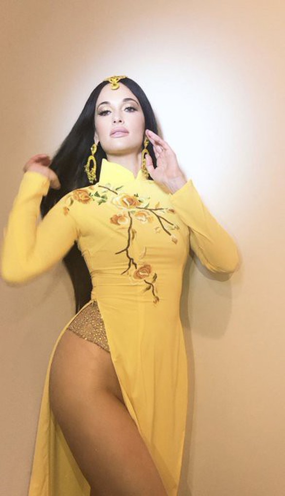 Nữ ca sĩ Kacey Musgraves từng đoạt Grammy mặc áo dài với... quần lót biểu diễn - Ảnh 4. Nữ ca sĩ Kacey Musgraves từng đoạt Grammy mặc áo dài với... quần lót biểu diễn - Ảnh 4.
