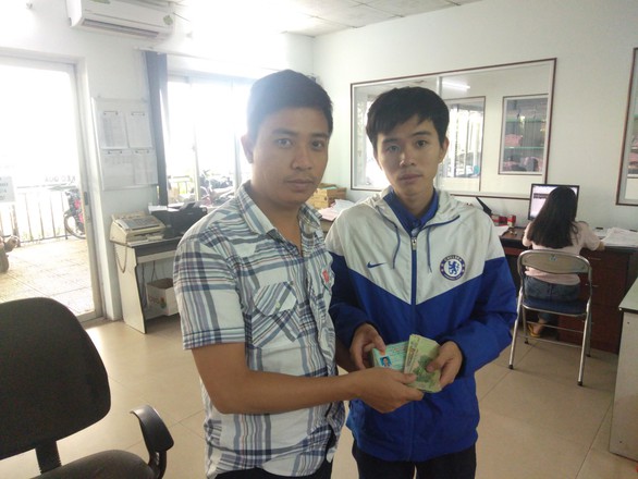 Tiếp viên xe buýt trả lại gần 12 triệu đồng học phí cho sinh viên đánh rơi - Ảnh 1. Tiếp viên xe buýt trả lại gần 12 triệu đồng học phí cho sinh viên đánh rơi - Ảnh 1.