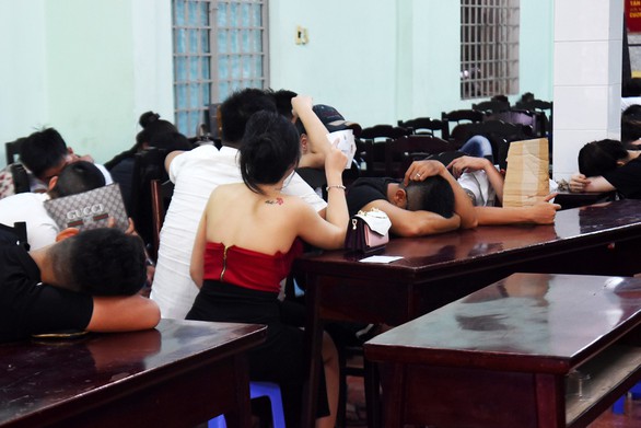 Liên tiếp phát hiện khách trong quán bar, karaoke dương tính với ma túy - Ảnh 2. Liên tiếp phát hiện khách trong quán bar, karaoke dương tính với ma túy - Ảnh 2.