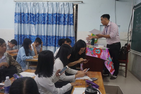 TP.HCM: học sinh làm bài kiểm tra trên điện thoại, báo điểm ngay - Ảnh 2. TP.HCM: học sinh làm bài kiểm tra trên điện thoại, báo điểm ngay - Ảnh 2.