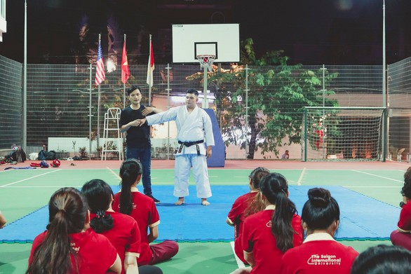 Sinh viên hào hứng với chuyên đề Hướng dẫn kỹ năng tự vệ cho nữ sinh SIU - Ảnh 2. Sinh viên hào hứng với chuyên đề Hướng dẫn kỹ năng tự vệ cho nữ sinh SIU - Ảnh 2.