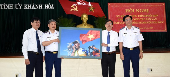 Cảnh sát biển ký kết chương trình đồng hành cùng ngư dân - Ảnh 3. Cảnh sát biển ký kết chương trình đồng hành cùng ngư dân - Ảnh 3.