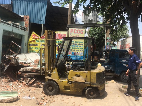 Sập nhà đang tháo dỡ để làm đường, 2 người bị thương nặng - Ảnh 2. Sập nhà đang tháo dỡ để làm đường, 2 người bị thương nặng - Ảnh 2.