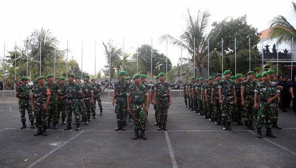 Hàng trăm cảnh sát và quân đội bảo vệ trận Indonesia - Việt Nam - Ảnh 2. Hàng trăm cảnh sát và quân đội bảo vệ trận Indonesia - Việt Nam - Ảnh 2.