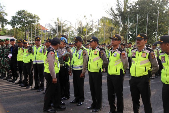 Hàng trăm cảnh sát và quân đội bảo vệ trận Indonesia - Việt Nam - Ảnh 6. Hàng trăm cảnh sát và quân đội bảo vệ trận Indonesia - Việt Nam - Ảnh 6.