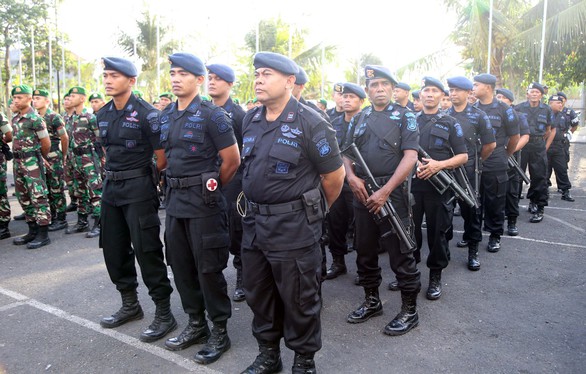 Hàng trăm cảnh sát và quân đội bảo vệ trận Indonesia - Việt Nam - Ảnh 7. Hàng trăm cảnh sát và quân đội bảo vệ trận Indonesia - Việt Nam - Ảnh 7.