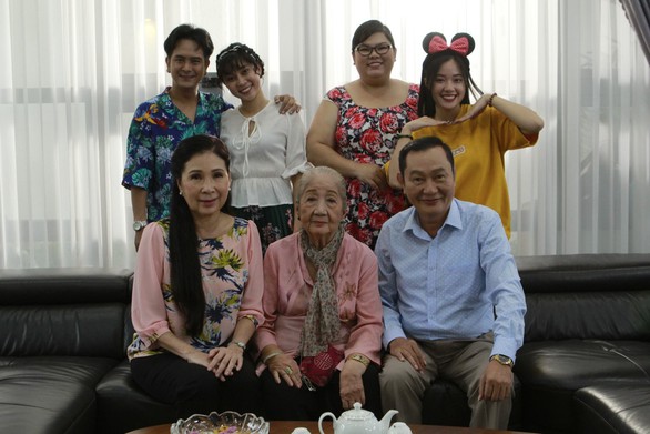 cô giáo triệu views cẩm hà làm đạo diễn phim 100 tập muôn kiểu làm dâu