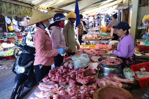Cần có giải pháp ổn định giá thịt heo - Ảnh 1. Cần có giải pháp ổn định giá thịt heo - Ảnh 1.