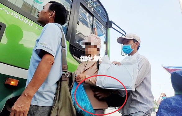 Công an TP.HCM truy xét nhóm dàn trận móc túi khách đi xe buýt - Ảnh 1. Công an TP.HCM truy xét nhóm dàn trận móc túi khách đi xe buýt - Ảnh 1.